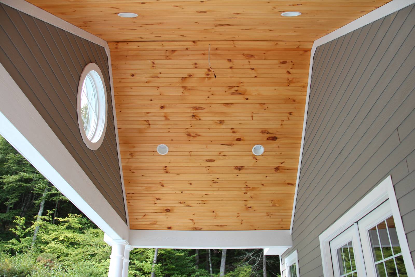 Vaulted pine tongue & groove ceiling