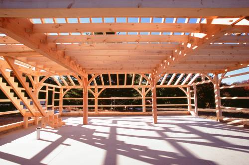 Wide open timber frame barn interior thanks to the key beams