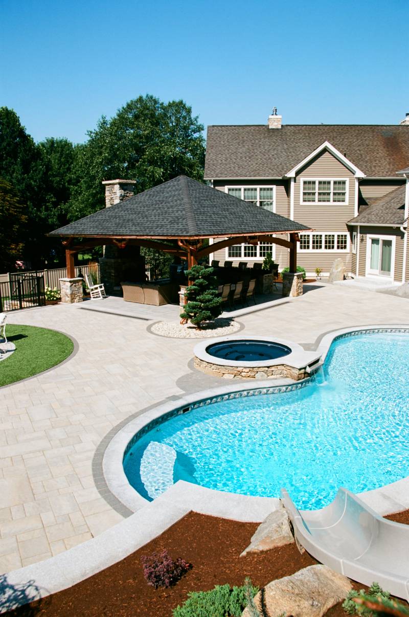 Talk about a perfect backyard oasis!